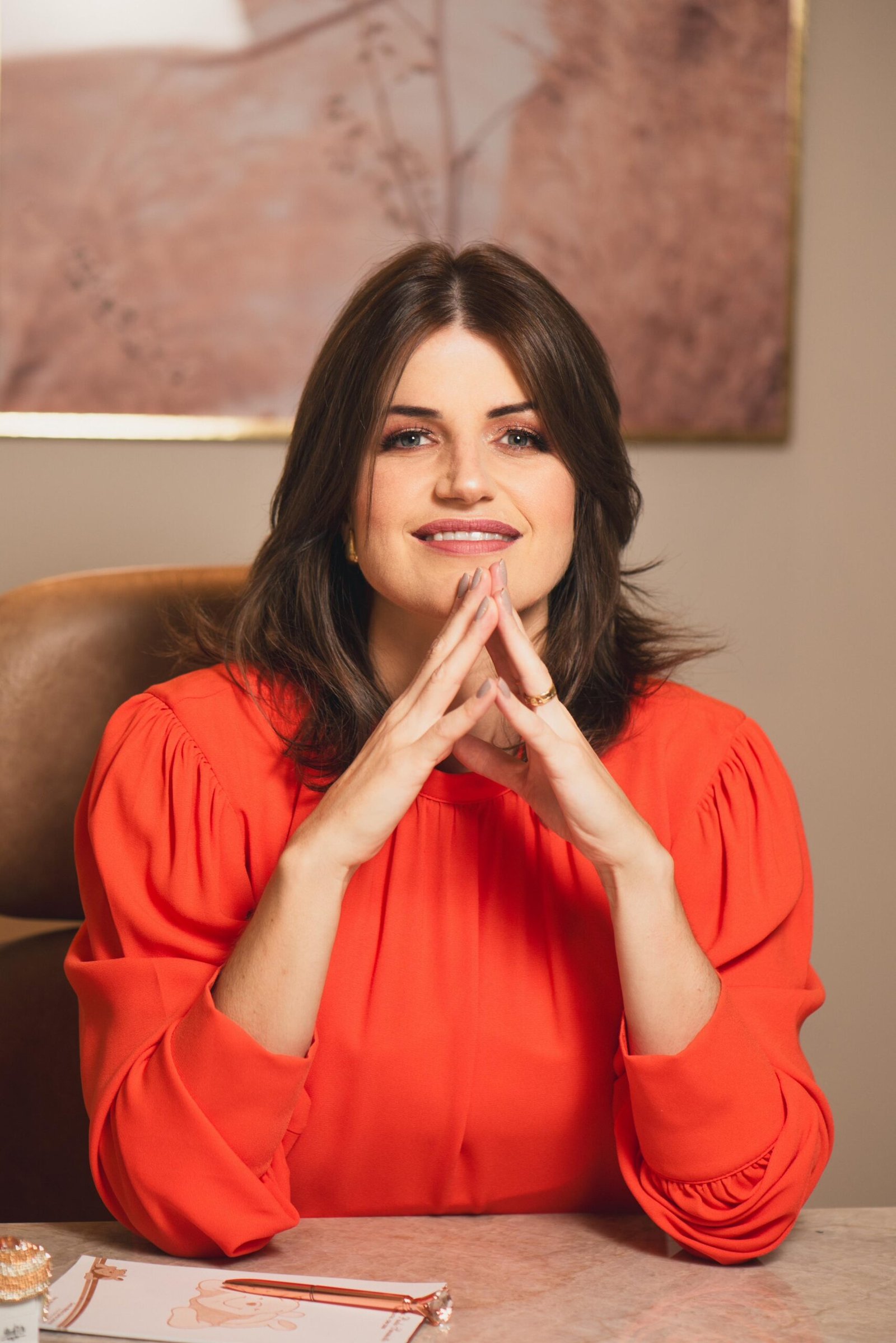 Dra. Ana Paula Smaniotto no consultório sorrindo